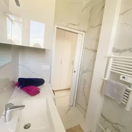 2p Idealement Place Les Pins *