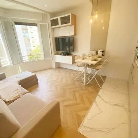 2p Idealement Place Les Pins Apartament *